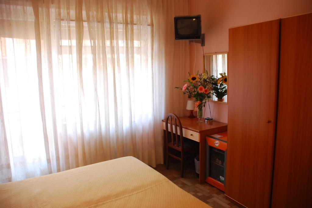 Hotel Colibrì Finale Ligure Habitación foto